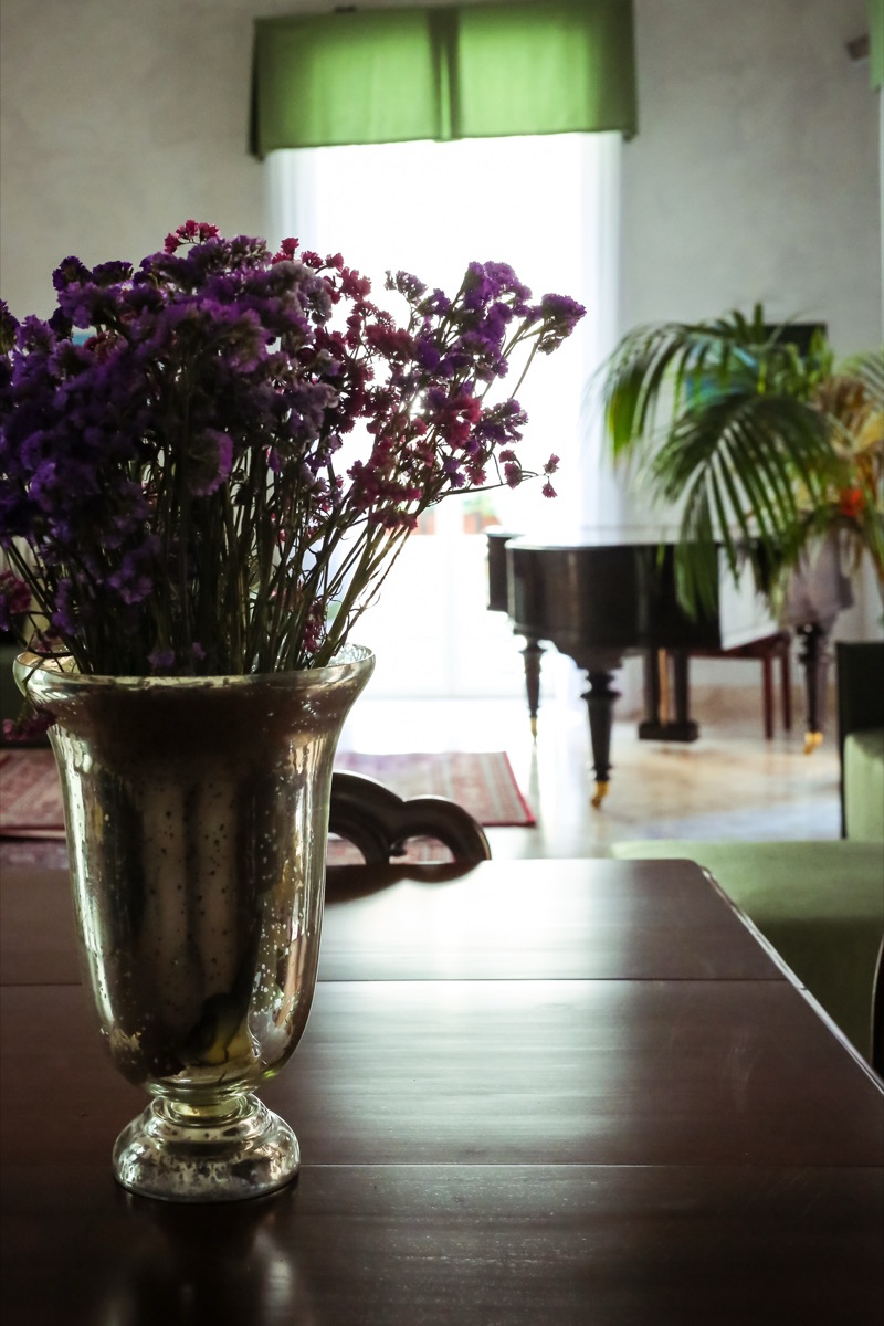 Il salone dell'hotel con pianoforte